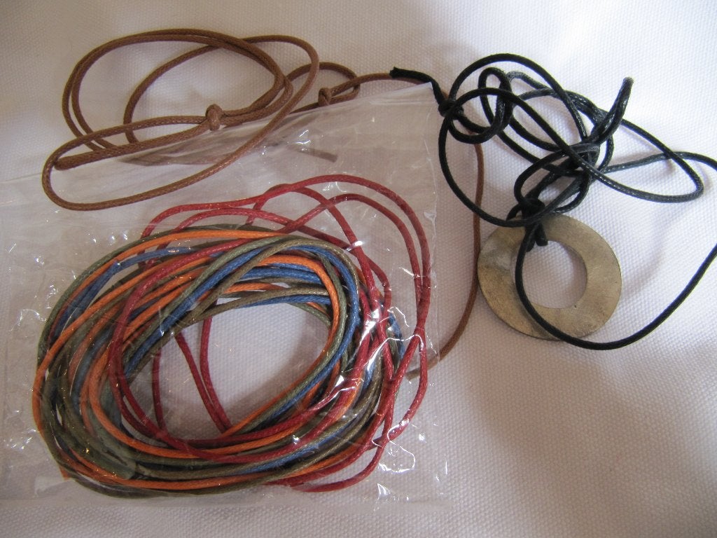 Ketting met zilveren hanger en kleurenbandjes, Ophalen of Verzenden