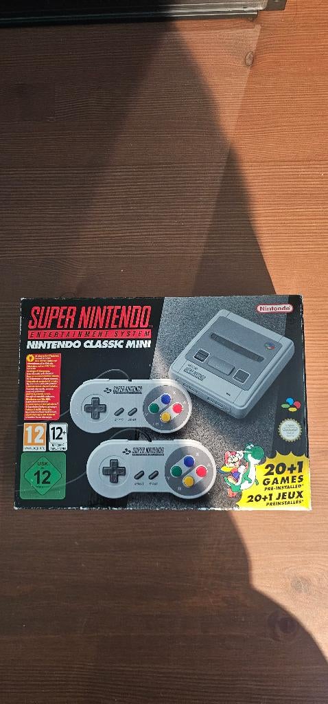 Nintendo Classic Mini SNES, Games en Spelcomputers, Ophalen of Verzenden, Zo goed als nieuw, Met 2 controllers