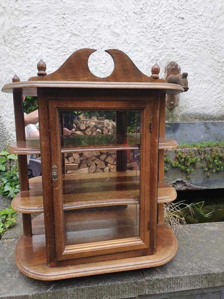Vitrine kastje, Ophalen