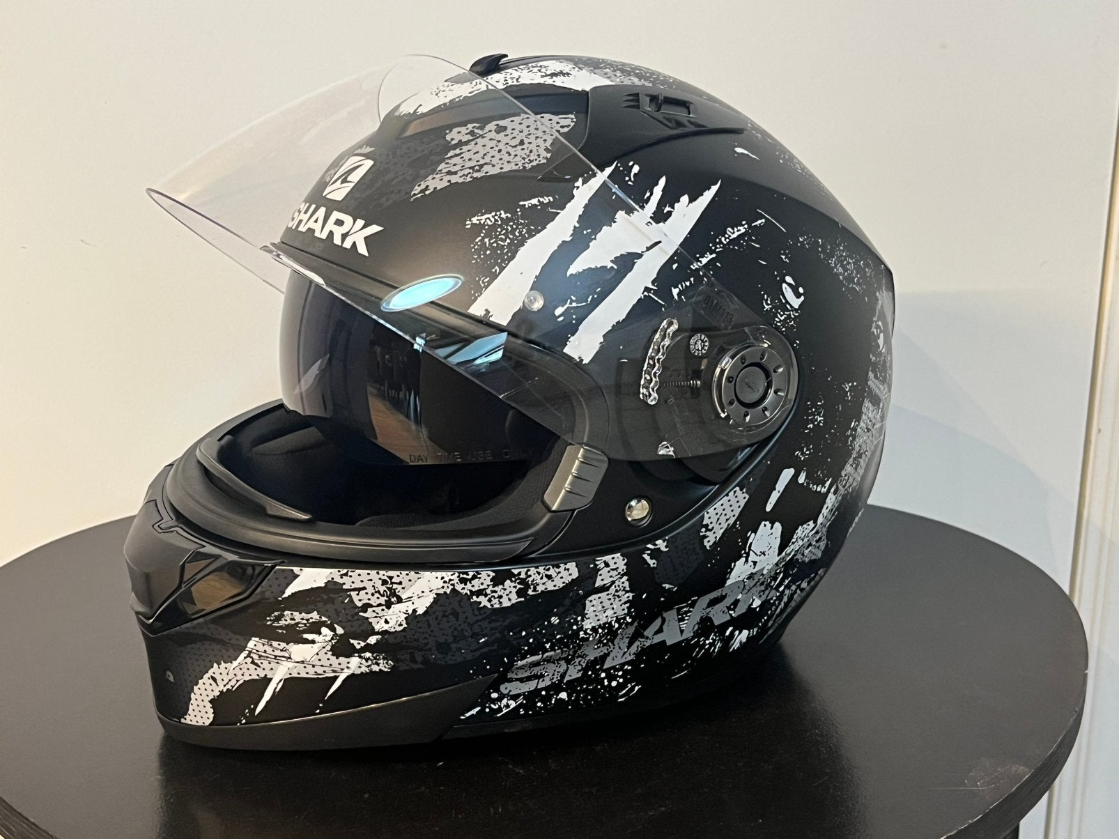 Shark Integraalhelm – Zwart/Wit met Zonnevizier – Maat L., Motos, Vêtements | Casques de moto, Casque intégral, L, Shark, Enlèvement