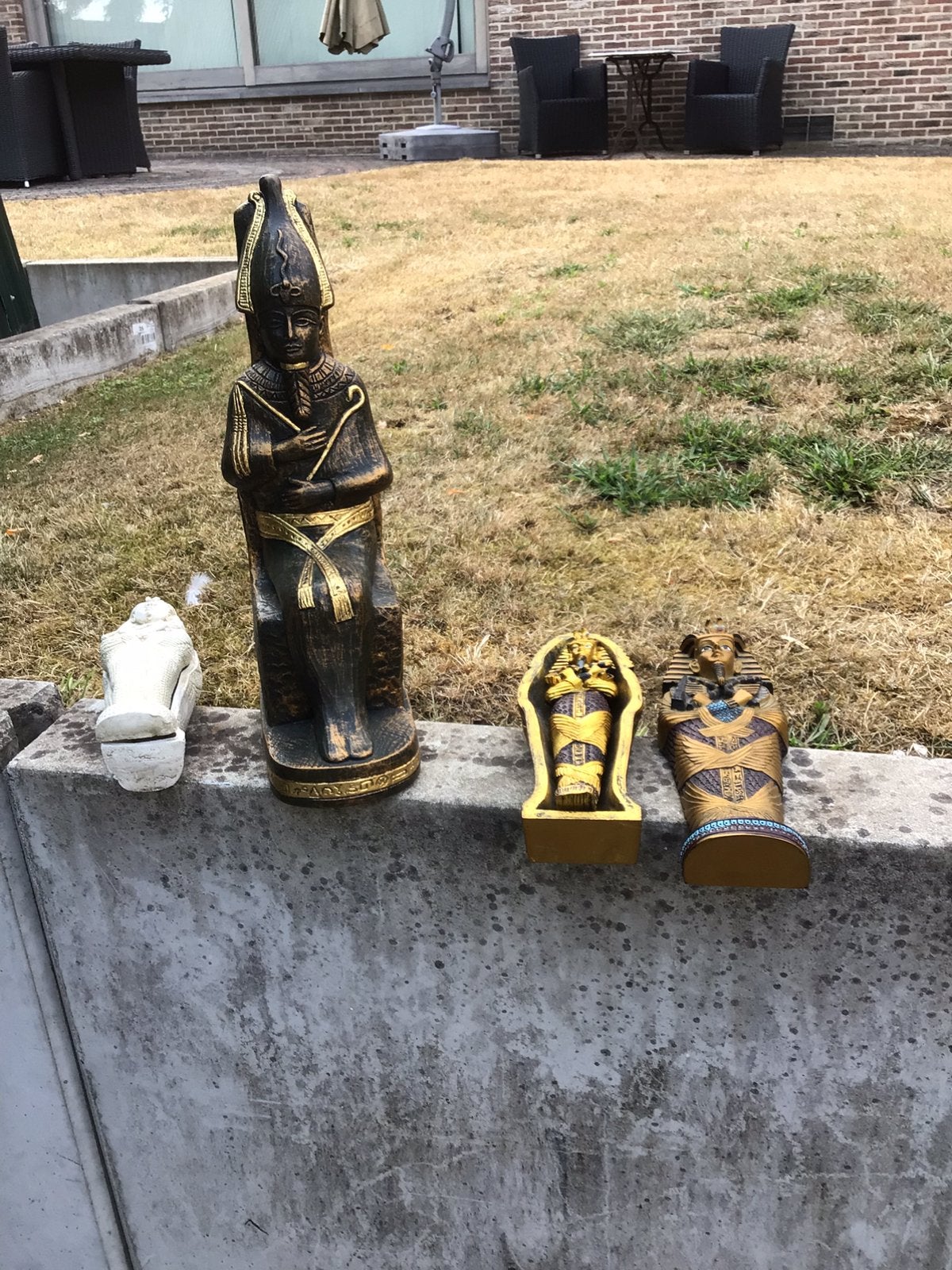 Egyptisch beeld en twee sarcofagen , een met mumie, Ophalen