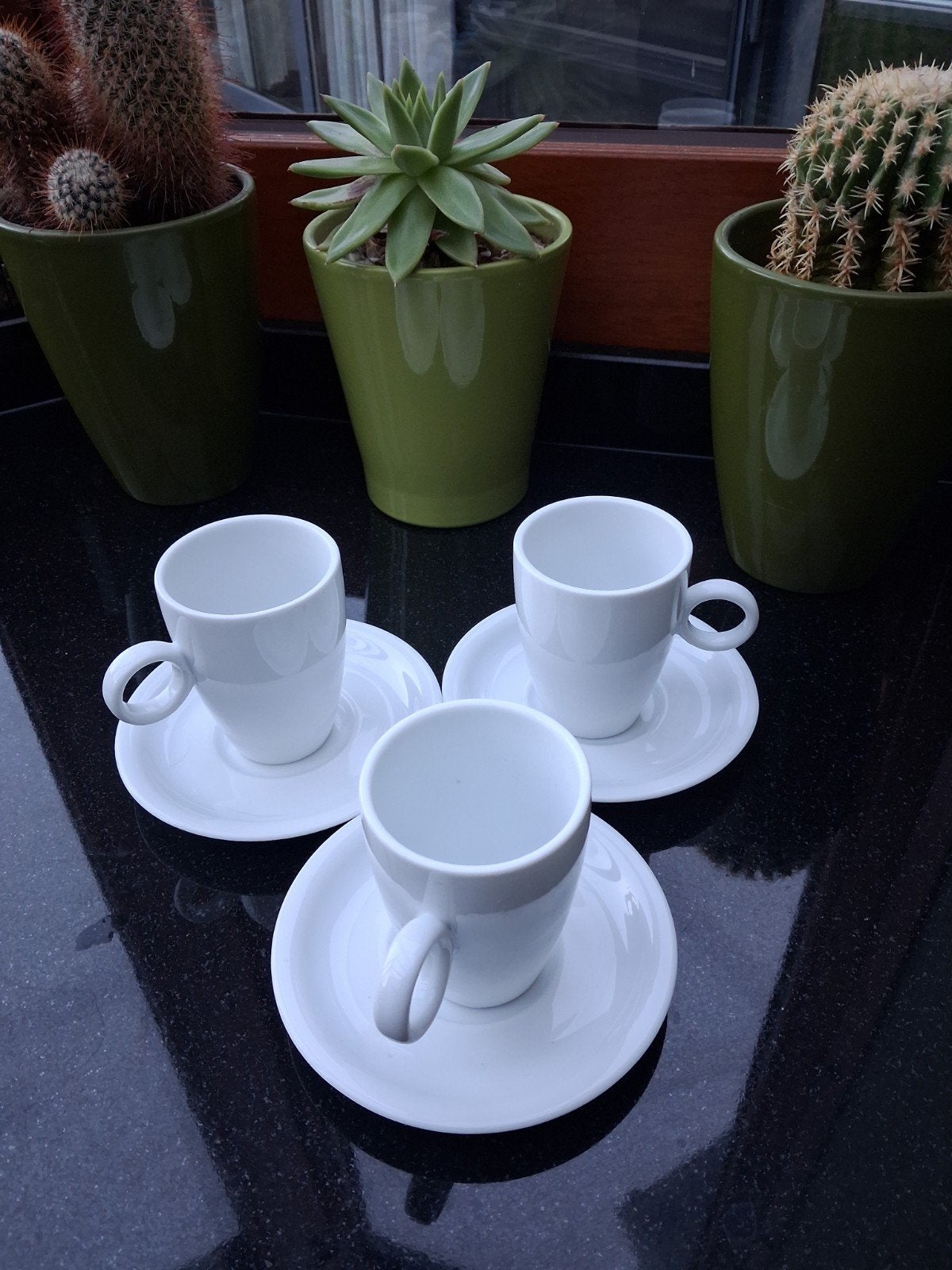 witte koffietassen met ondertassen 60 stuks, Ophalen