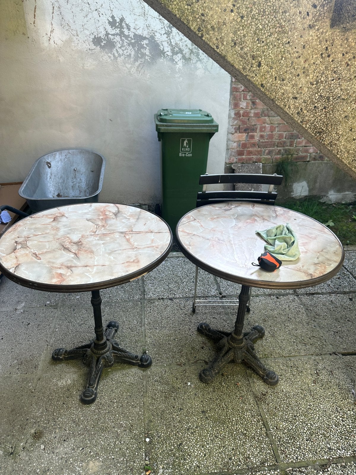 Twee bistro tafeltjes, Ophalen, Zo goed als nieuw