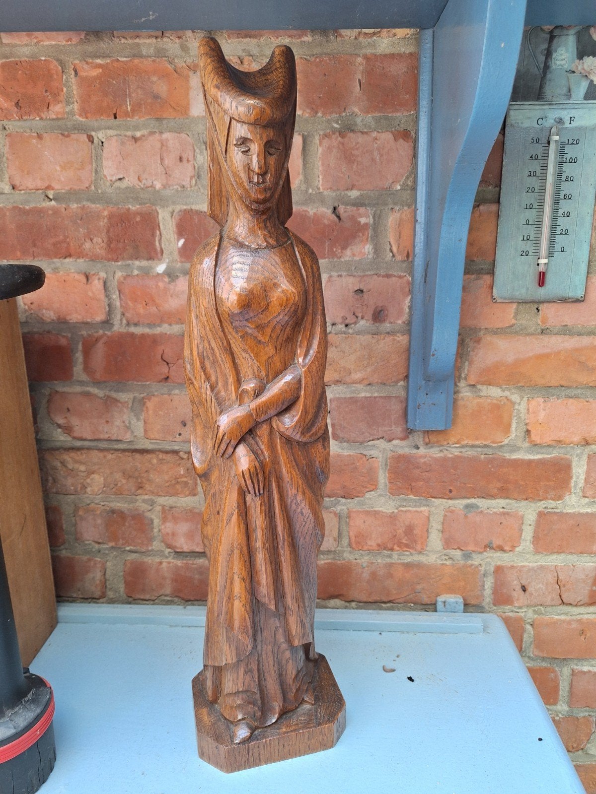élégante dame médiévale avec hénin, Enlèvement
