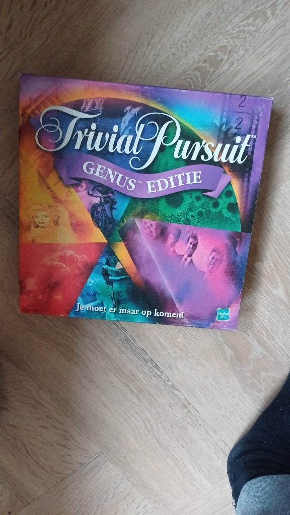 jeu de plateau appelé Trivial Pursuit Genus par Hasbro, 1 ou 2 joueurs, Enlèvement ou Envoi, Comme neuf