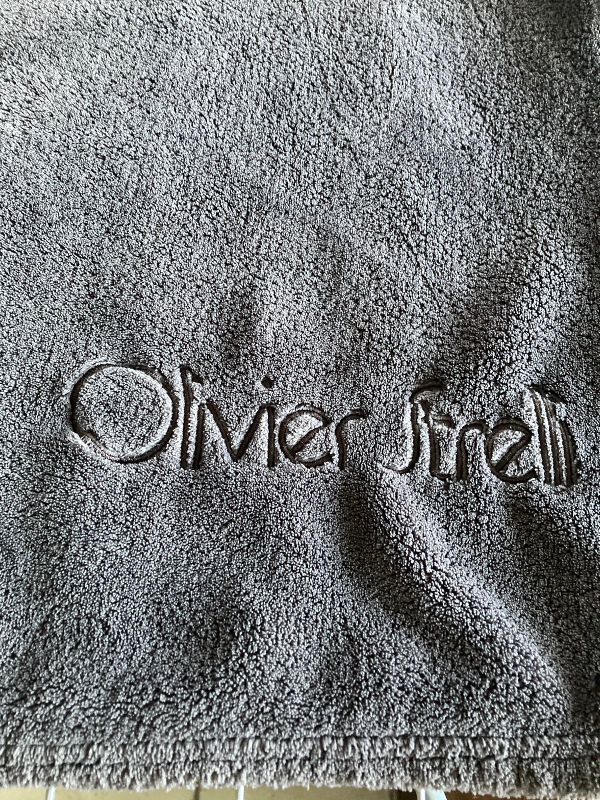 Olivier Strelli fleece deken grijs 2 stuks 10€, Maison & Meubles, Gris, Comme neuf, Enlèvement, Plaid