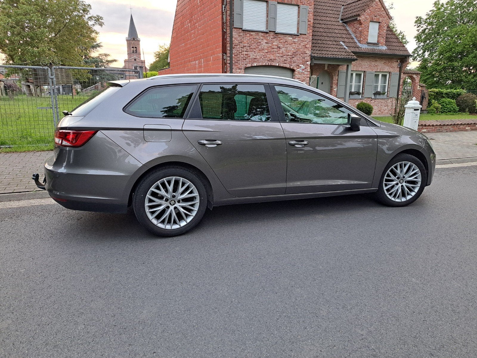 Seat Leon 1.4 Essence. À partir de 2015. 6 milliards d'euros, Autos, Seat, Achat, Euro 6, Entretenue par le concessionnaire, Noir