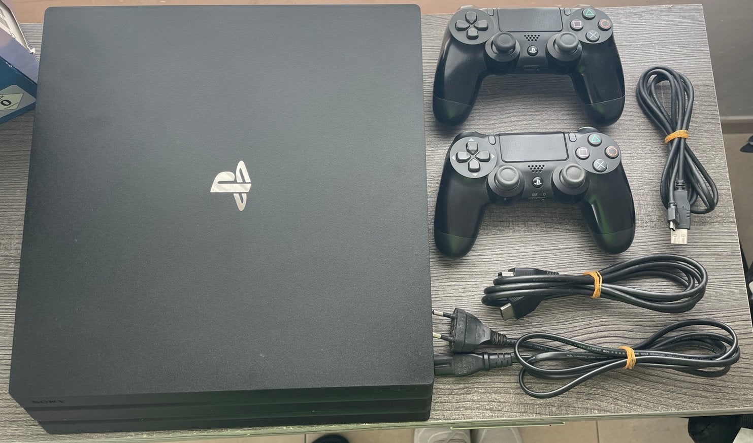 PS4 Pro CUH-7216B + 2 controllers, Games en Spelcomputers, Spelcomputers | Sony PlayStation 4, Ophalen, Met 2 controllers, Zo goed als nieuw