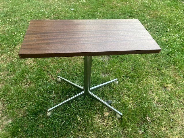 RETRO VINTAGE TV TAFEL SALON TAFEL OP WIELTJES. JAREN 70, Ophalen, 50 – 75, Minder dan 50 cm, Gebruikt