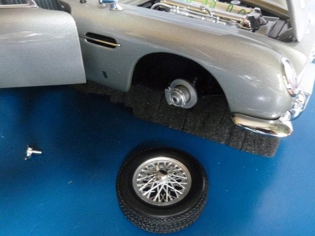 JAMES BOND 007 ASTON MARTIN DB5 accidentée 1/18 AUTO ART, Enlèvement ou Envoi, Utilisé, Voiture, Autoart