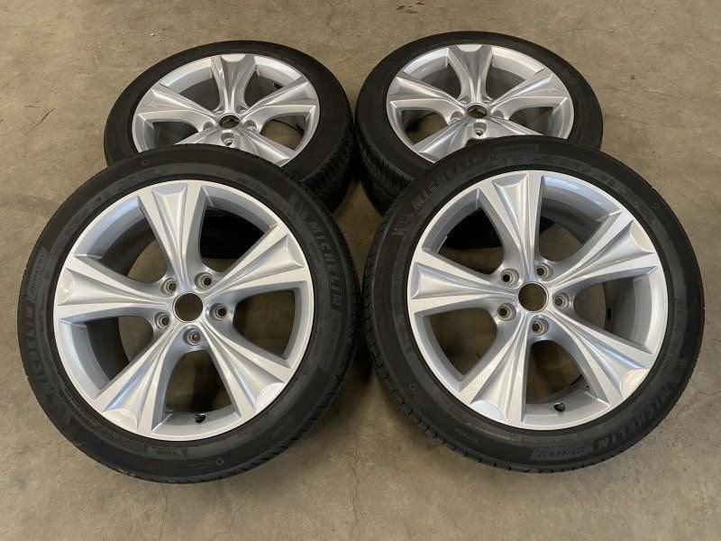 17 inch originele velgen + zomerbanden Seat Leon 5FA601025C, Autos : Pièces & Accessoires, Pneus et Jantes, Pneus été, -, 17 pouces