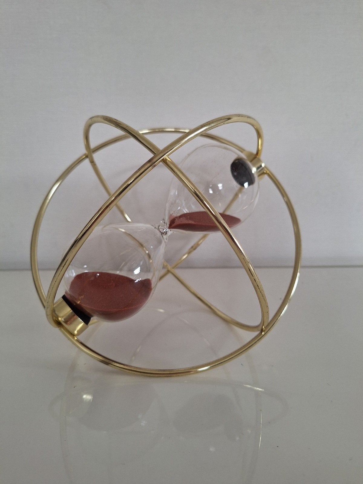Decoratieve zandloper in gouden metalen designhouder, Ophalen