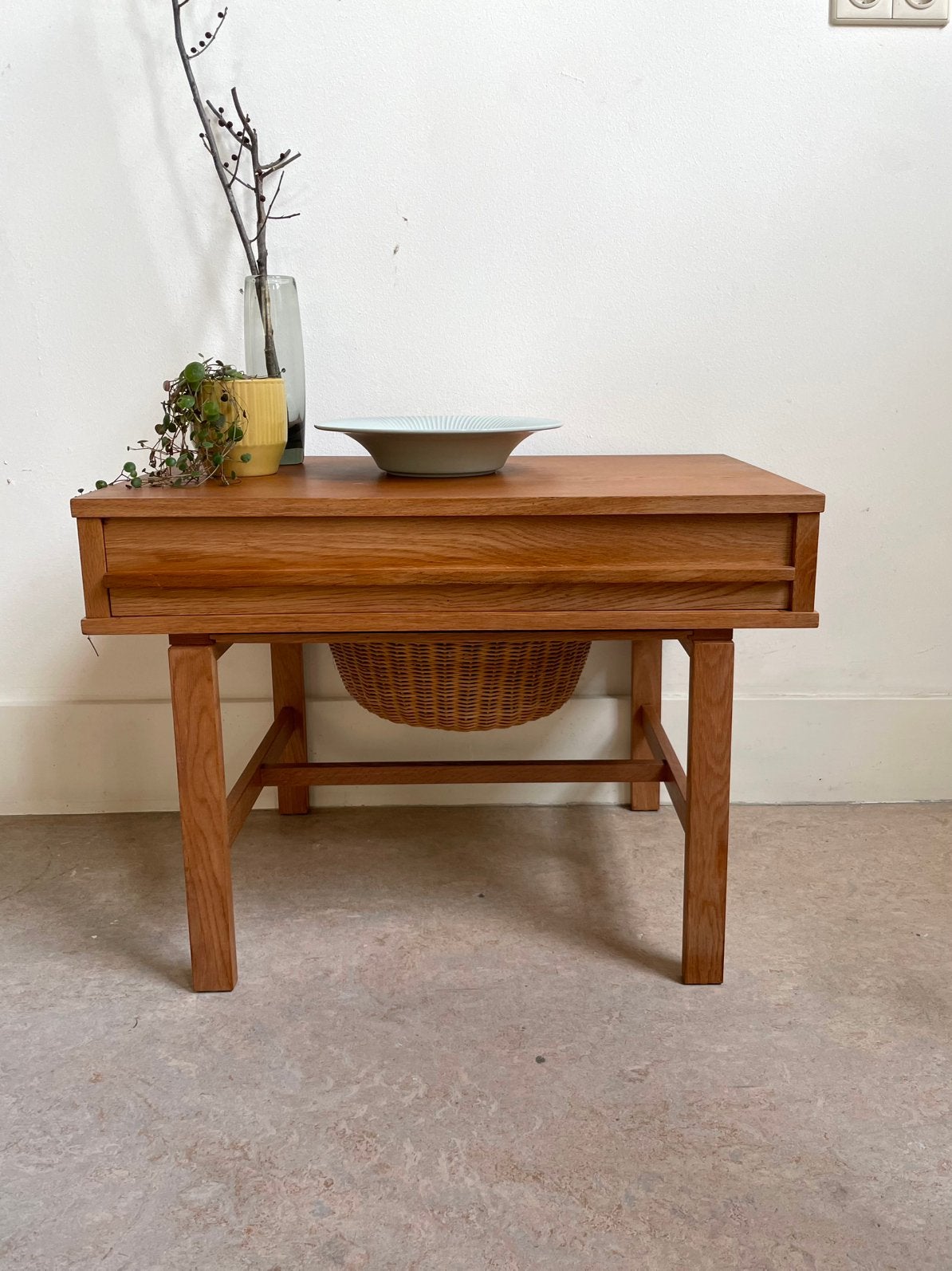 Table avec tiroir avec poches et panier pour ranger, Enlèvement, Utilisé, Vintage deens scandinavisch