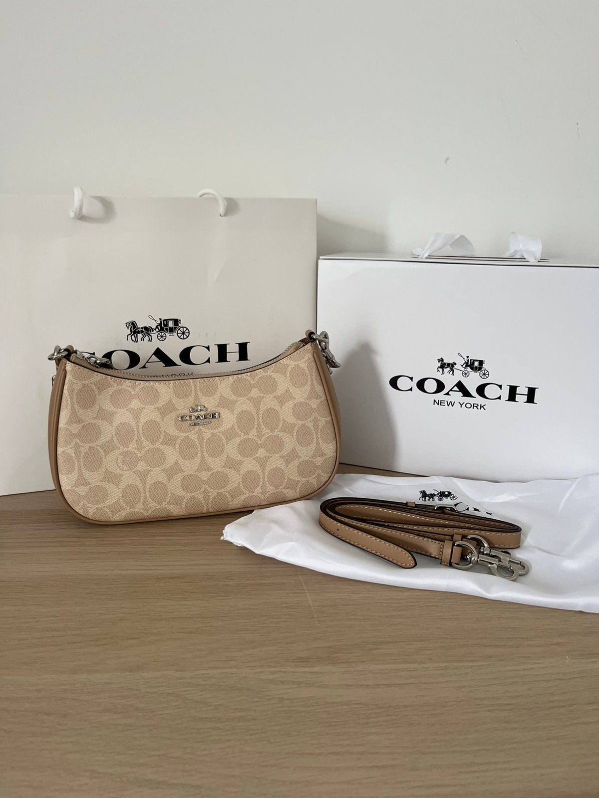 Coach Schoudertas / Crossbody – Beige Signature, Handtassen en Accessoires, Tassen | Damestassen, Ophalen of Verzenden, Zo goed als nieuw