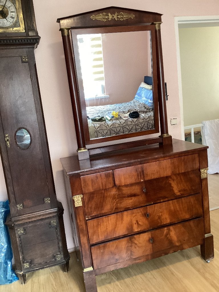 commode en acajou, Enlèvement
