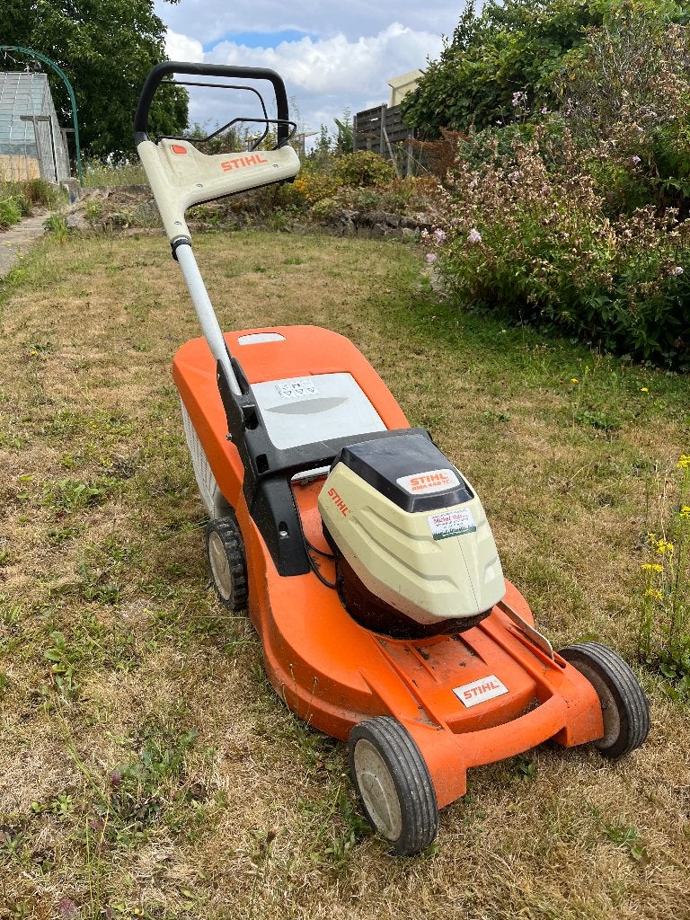 Machine à gazon Stihl en bon état avec 2 batteries, Jardin & Terrasse, Tondeuses à gazon, Stilh, Tondeuses à gazon sur batterie