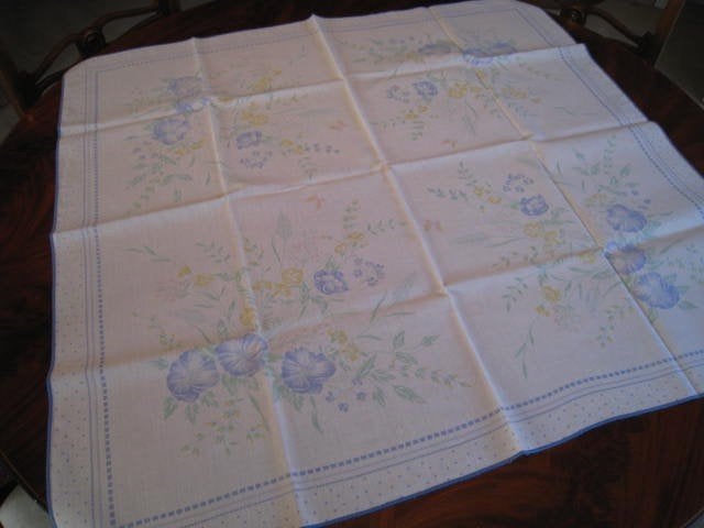 Tafelkleed, vierkant, lichte stof, wit met bloemen, 86x82cm, Huis en Inrichting, Tafelkleed, Ophalen, Vierkant, Wit