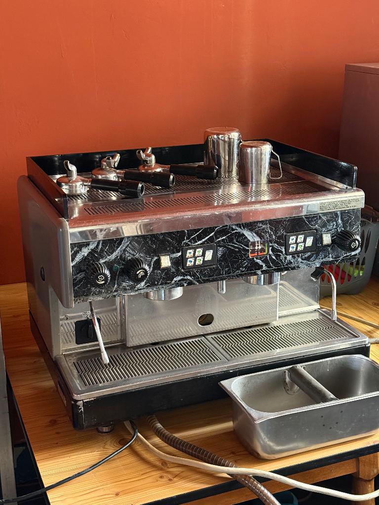 Koffiemachine - gratis koffiemolen en accesoires, Ophalen, Gebruikt, Koffiemachine, Gemalen koffie