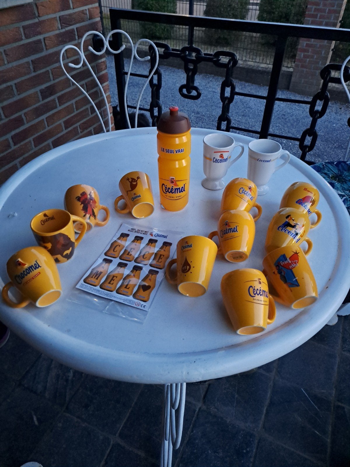 Cecemel verzameling 13 stuks tassen 1 drinkbus en 1 magneet., Enlèvement ou Envoi