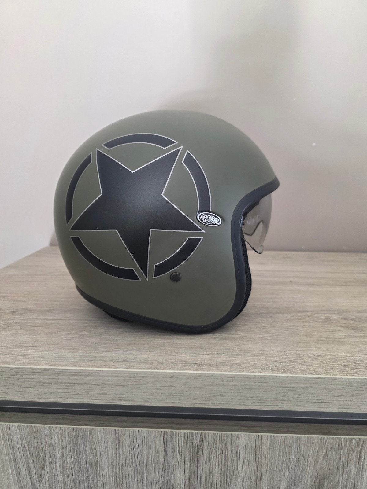 Premier helm, Ophalen