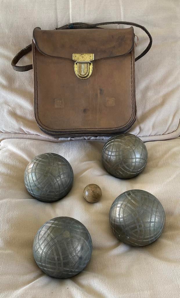 Oude petanqueballen., Ophalen