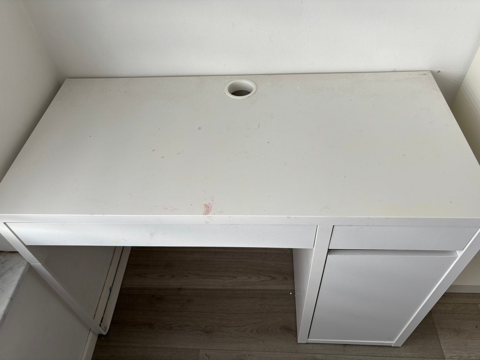 Bureau met gebruikssporen (gratis af te halen tot 26/08), 105 cm, 50 cm, Avec tiroirs, Enlèvement