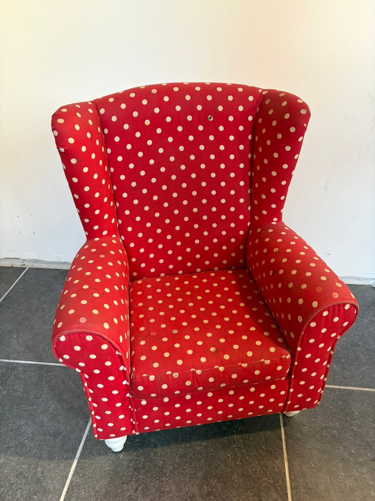 Rood wit stippel stoeltje, Kinderen en Baby's, Kinderkamer | Tafels en Stoelen, Ophalen, Zo goed als nieuw