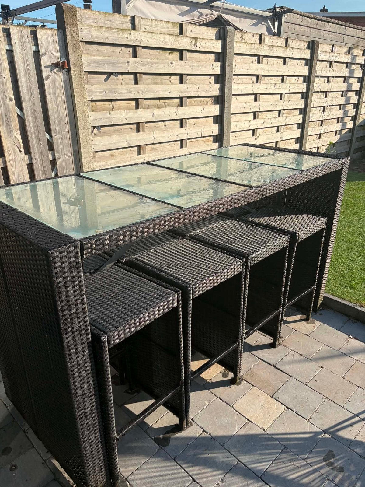 Glazen tafel met 8 stoelen/krukken en kussentjes, Ophalen, Kunststof, Bijzettafel, Tuinset