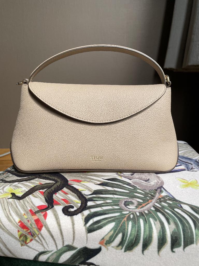 Stow London East west curve bag, Handtassen en Accessoires, Tassen | Damestassen, Ophalen of Verzenden, Nieuw, Beige, Handtas