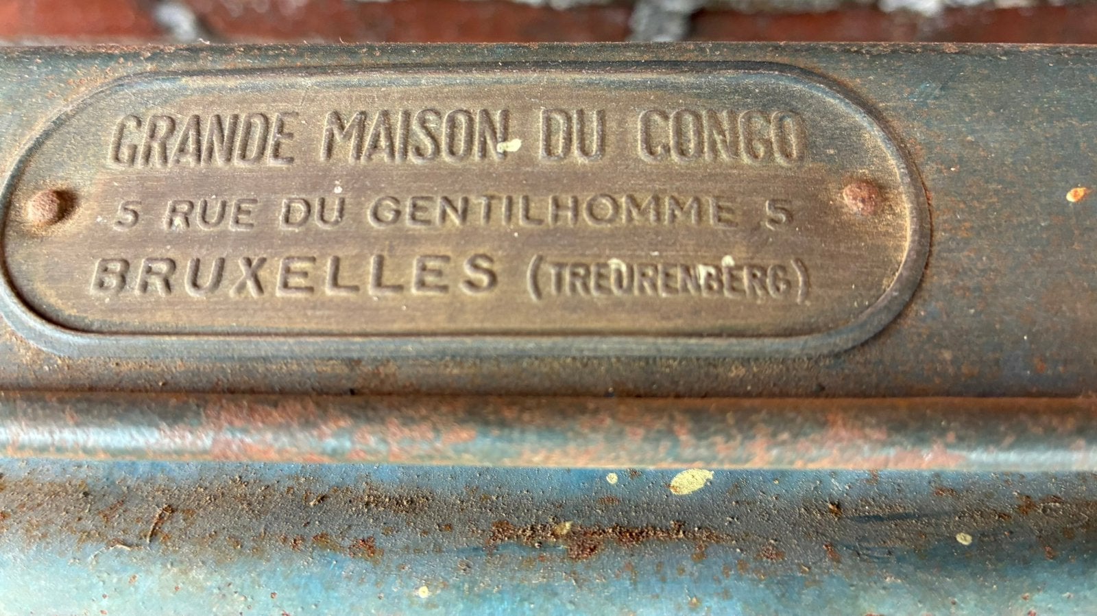 Boîte en métal brocante coloniale, Enlèvement