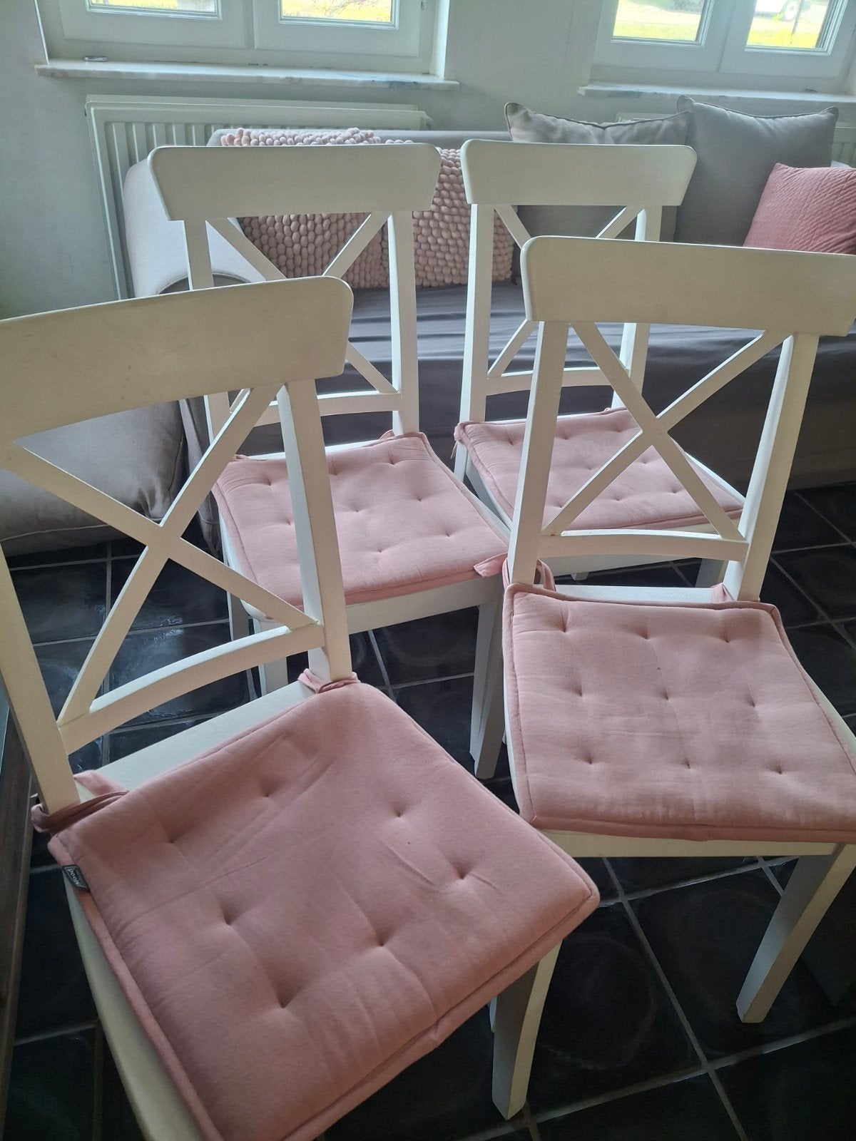 4 witte - houten eetkamerstoelen met roze zitkussens, Ophalen
