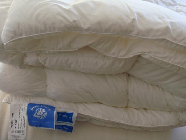Couette Star. Marque "Belle Literie".Dim:140 x 200cm, Ophalen of Verzenden, Zo goed als nieuw, Overige kleuren, Couette Star. Marque "Belle Literie