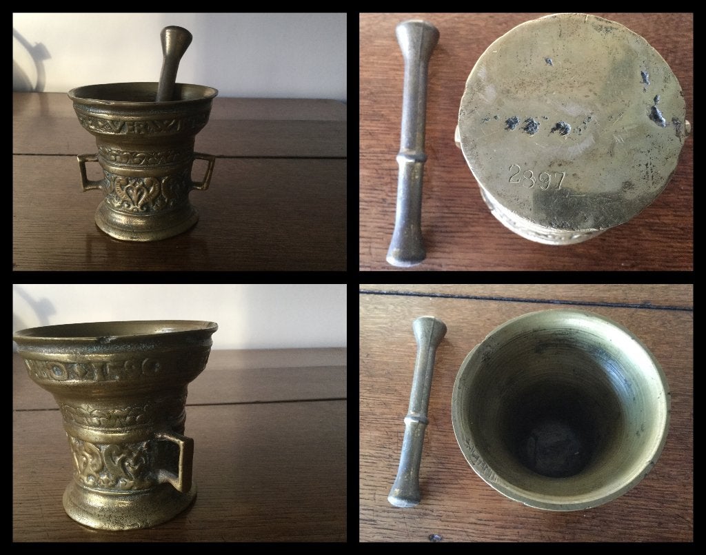 Mortier de pharmacie en bronze avec pilon — daté 1590, Antiquités & Art, Enlèvement ou Envoi, Bronze
