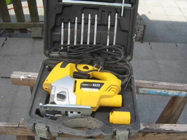 a vendre nouvelle scie sauteuse jamais servi, Neuf, 600 à 1200 watts, Enlèvement ou Envoi, 30 à 70 mm
