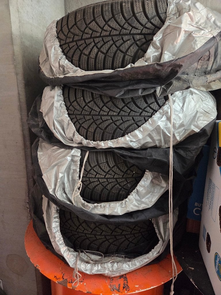 À vendre : 4 pneus hiver Goodyear neufs pour Mazda 2, Auto-onderdelen, Banden en Velgen, 175 mm, Nieuw, Winterbanden, Band(en)