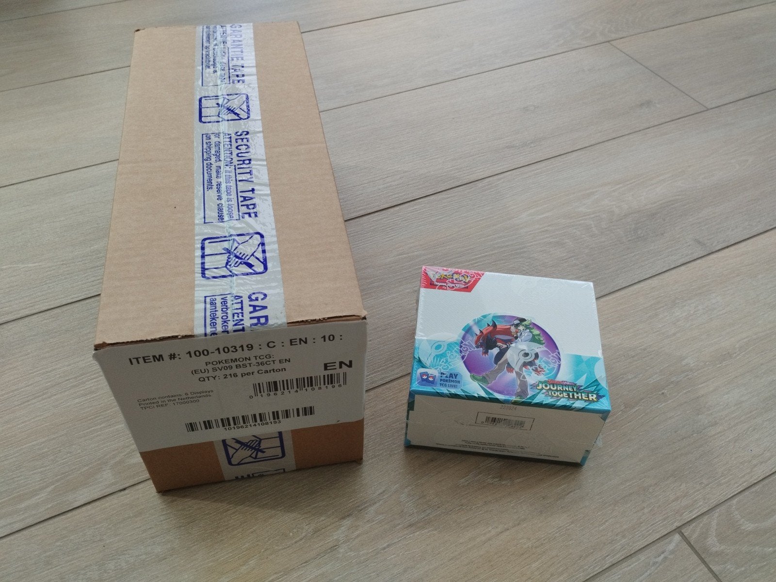 Pokémon journey together boosterbox en boosterbox case, Ophalen, Boosterbox