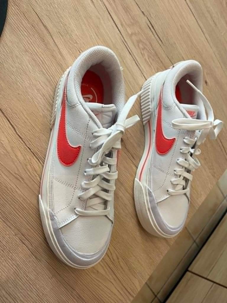 sneakers nike nooit gedragen 41 wit roze, Kleding | Dames, Wit, Nike, Nieuw, Ophalen of Verzenden