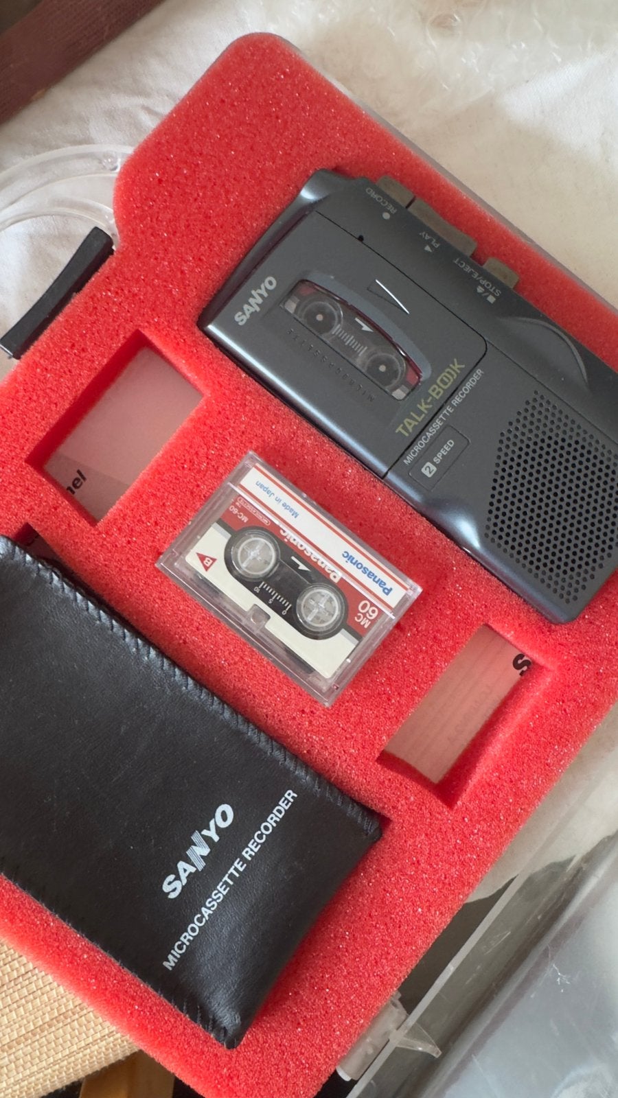 Ancien dictaphone Sanyo avec deux cassettes et housse, Enlèvement ou Envoi, Magnétophone, Avec bandes