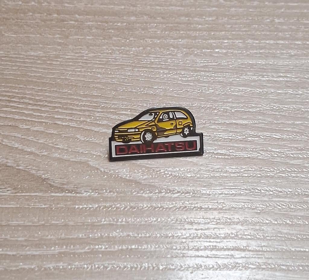 PIN - DAIHATSU - AUTO - VOITURE, Envoi, Utilisé, Transport, Insigne ou Pin's