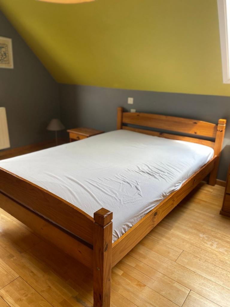 Massief houten bed met bijhorend nachtkastje, Huis en Inrichting, Ophalen