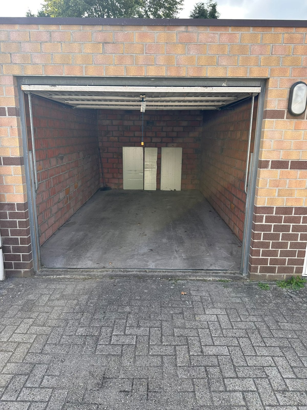 Ruime garagebox met elektriciteit & licht – Ringlaan Merksem