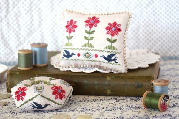 Gillyflower - October House - Fiber arts Biscornu & Pinkeep, Hobby en Vrije tijd, Borduren en Borduurmachines, Ophalen of Verzenden