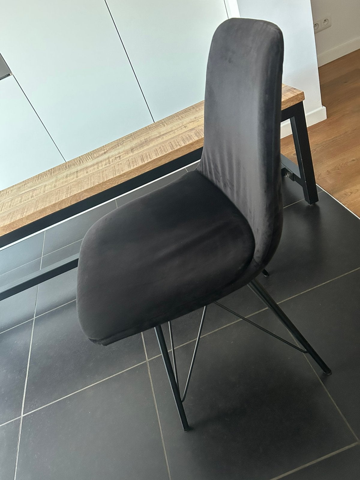 4 chaises en velours noir, Maison & Meubles, Chaises, Scandinavisch - velvet, Comme neuf, Enlèvement, Autres matériaux