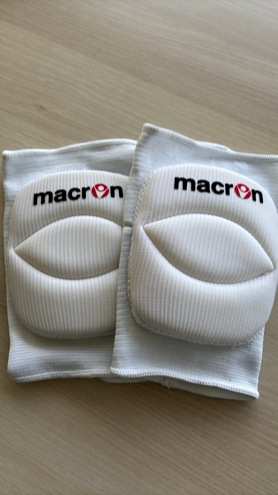 Volleybal, witte kniebeschermers Macron, Sport en Fitness, Volleybal, Ophalen, Nieuw
