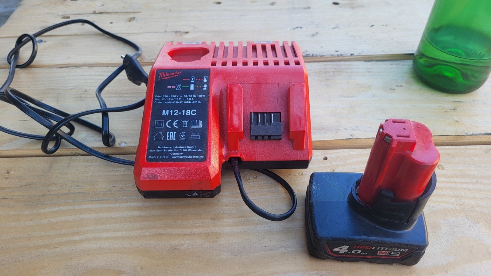 Batterie 12v + chargeur milwaukee, Enlèvement ou Envoi