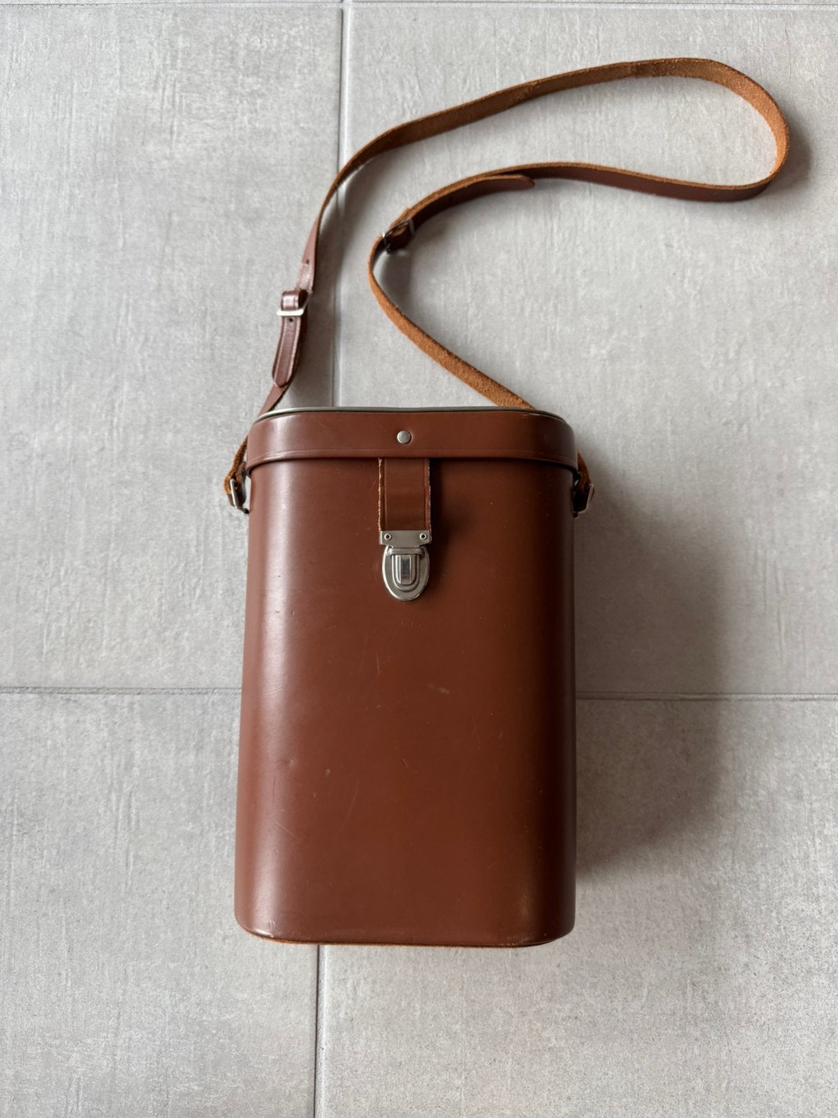 Étui rigide vintage en cuir marron pour jumelles, TV, Hi-fi & Vidéo, Matériel d'optique| Jumelles, Enlèvement ou Envoi, Utilisé
