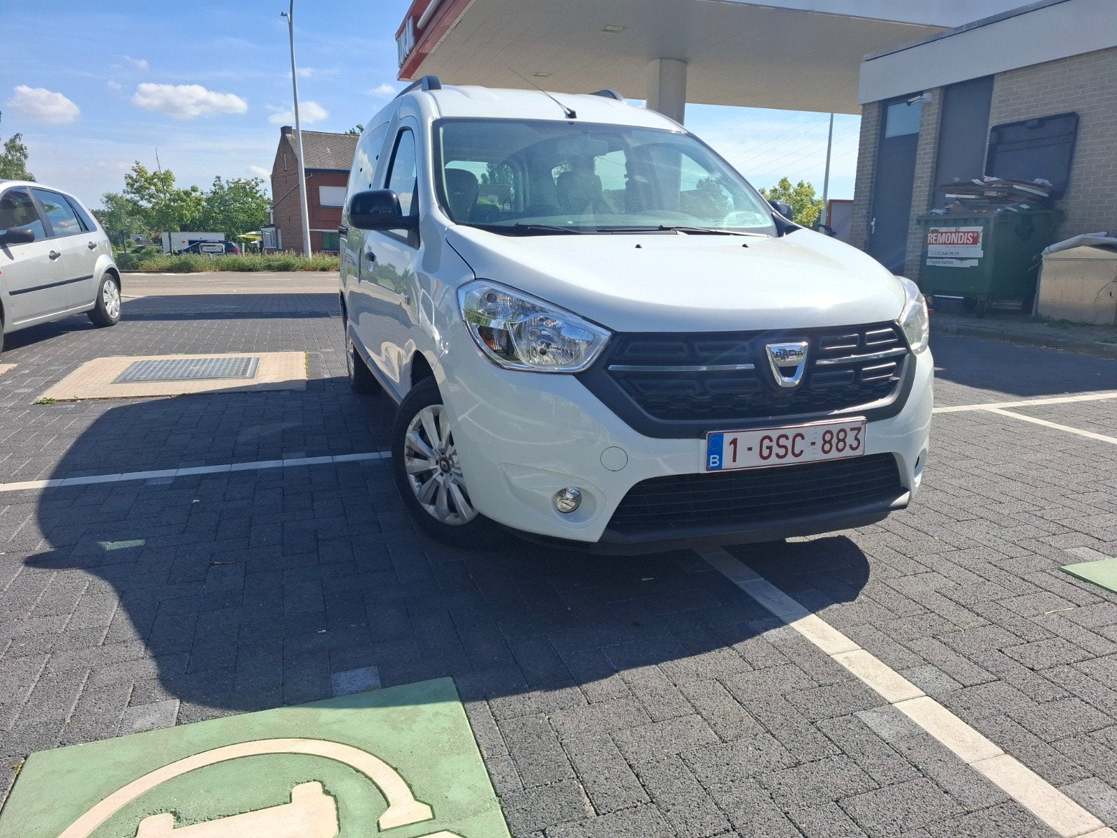 Dacia Dokker- gekeurd voor verkoop- Airco- Navigatie, Auto's, Dacia, Euro 6, 4 cilinders, Wit, Grijs