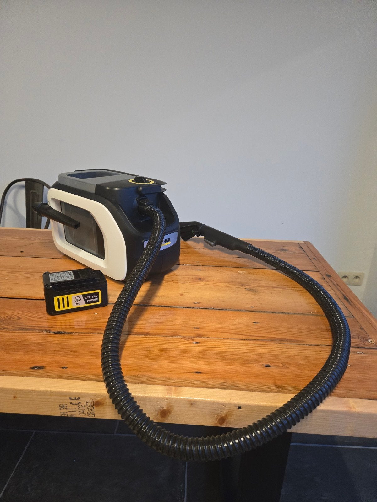 Nettoyeur de tapis compact Kärcher SE 3-18 - Extraction par, Enlèvement, Comme neuf, Batterie, Karcher - Kärcher -