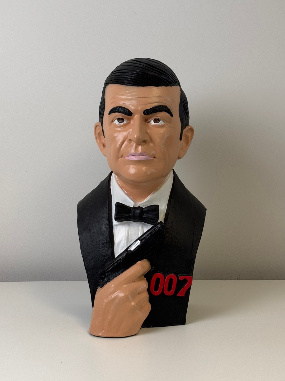 James bond beeld, Contacts & Messages