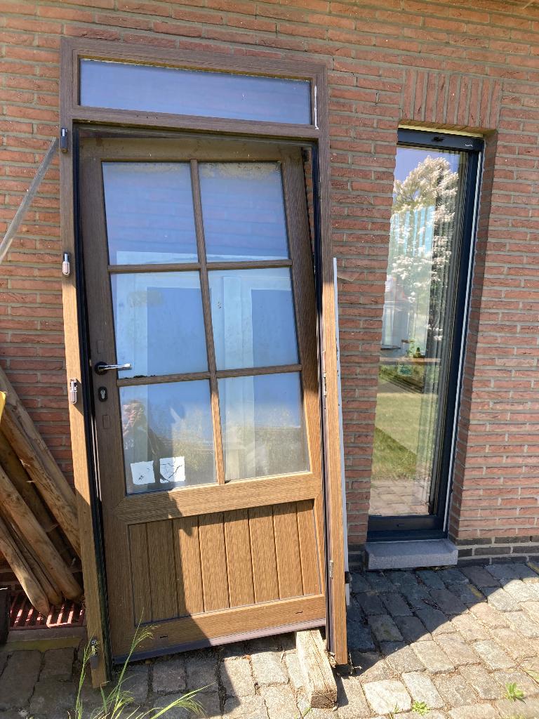 Houten deur met houder, Doe-het-zelf en Bouw, Deuren en Vliegenramen, Gebruikt, 215 cm of meer, Buitendeur, Vouwdeur